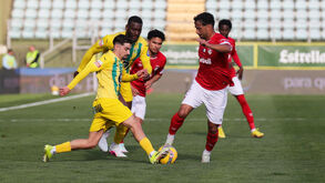 Rodrigo Conceição, que fez um dos golos da tarde, luta pela bola com Calila