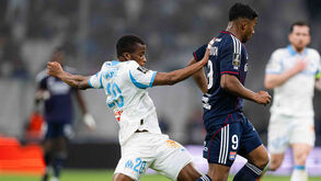 Os jogadores disputam a bola durante o Marselha-Lyon