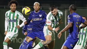 Andreas Ntoi e Sorris em ação no Rio Ave-Famalicão