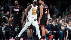 Neemias Queta contra os Sixers