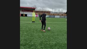 Mudryk treina com o Uxbridge FC em Inglaterra durante castigo no Chelsea