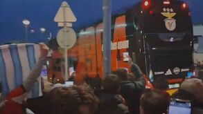 Grande ovação para Prestianni: a chegada do autocarro do Benfica ao Estádio Cidade de Barcelos