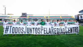 Jogadores da U. Leiria posam com tarja
