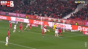 Canto de Schjelderup e cabeceamento de António Silva: o golo com que o Benfica abriu o ativo em Barcelos
