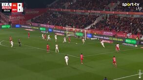 Benfica apanhado de surpresa com um rápido lançamento lateral: o lance que deu o empate ao Gil Vicente