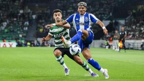 Pote e William Gomes em disputa de bola