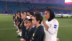 Quando o silêncio diz mais do que mil palavras: seleção iraniana recusa-se a cantar o hino