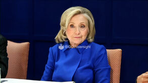 «Estou farta»: o momento em que Hillary Clinton se irrita com fotografia não autorizada enquanto era ouvida no caso Epstein