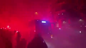 Adeptos acreditam: a apoteótica receção ao autocarro do Barcelona antes do jogo com o At. Madrid