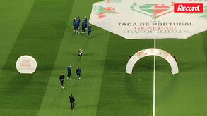 Jogadores e equipa técnica do FC Porto já subiram ao relvado de Alvalade