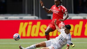 Pavlovic em luta com Renato Sanches