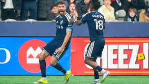 Müller e Ocampo celebram no relvado