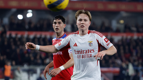 Schjelderup de olhos na bola enquanto é pressionado por um adversário no Gil Vicente-Benfica