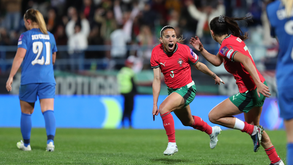 Lúcia Alves e Francisca Nazareth comemoram golo frente à Finlândia