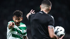 Suárez visa árbitro no clássico