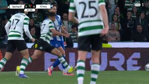 Suárez atinge Bednarek com o braço ao minuto 25