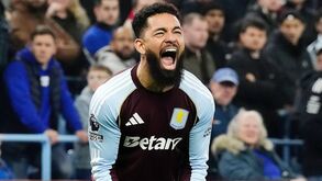 Douglas Luiz a celebrar 