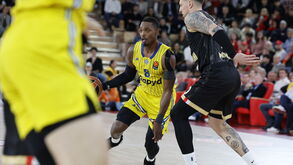 Basquetebolistas em ação durante jogo da Euroliga, afetado devido a guerra no Médio Oriente