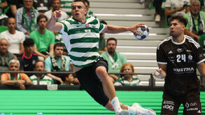 Jogo entre Sporting e Kielce, com atleta do Sporting em destaque