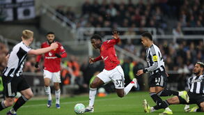 Momento do jogo entre o Newcastle e o Manchester United