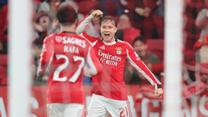 Schjelderup festeja golo com Rafa Silva