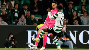 Diogo Costa disputa o lance com Geny Catamo