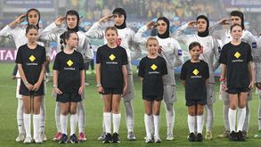 Seleção iraniana a cantar o hino