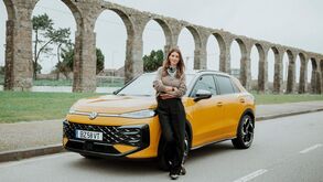 Diana Pereira junto ao Volkswagen T-Roc no Aqueduto de Vila do Conde