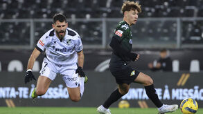 Afonso Assis (à direita) num jogo com o V. Guimarães 