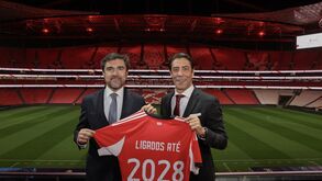 Miguel Almeida e Rui Costa na assinatura do contrato de venda dos direitos televisivos do Benfica à NOS