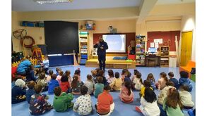 Formação sobre regras de salvamento para crianças numa escola