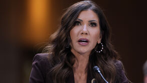 Kristi Noem enfrenta controvérsias, incluindo alegações de caso extraconjugal