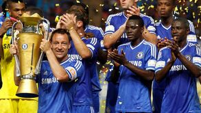 John Terry celebra troféu com equipa do Chelsea