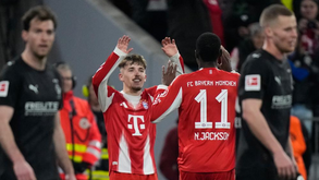 Bayern goleia Borussia M'Gladbach com golo e assistência de Luis Díaz