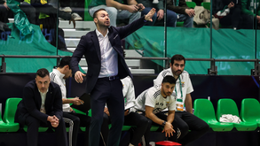 Cassiano Klein dá indicações aos jogadores do Benfica durante o dérbi com o Sporting no João Rocha