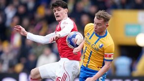 Christian Norgaard, do Arsenal, disputa a bola com Louis Reed, do Mansfield