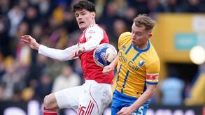 Christian Norgaard, do Arsenal, disputa a bola com Louis Reed, do Mansfield