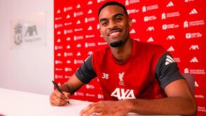 Ryan Gravenberch renova pelo Liverpool