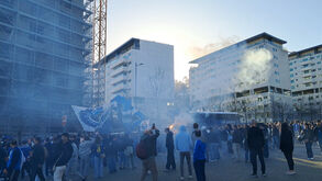 Euforia na saída do autocarro do FC Porto para Lisboa: centenas de adeptos apoiam a equipa