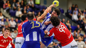 Jogadores de Benfica e FC Porto em ação durante o clássico de andebol