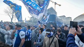 Cânticos, bandeiras e tochas: centenas de adeptos dão um último empurrão ao FC Porto antes do clássico com o Benfica