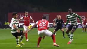 Bola no braço de Arrey-Mbi: o penálti que permitiu ao Sporting voltar a passar para a frente em Braga