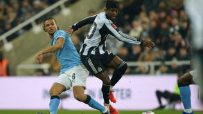 Nathan Aké (Manchester City) e Anthony Elanga (Newcastle)