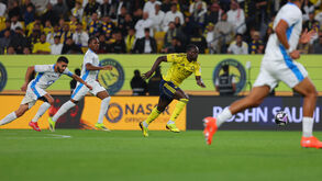 Os jogadores de Al Nassr e Neom em ação