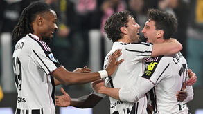 Jogadores da Juventus festejam frente ao Pisa