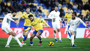 Os jogadores de Estoril e Casa Pia em ação