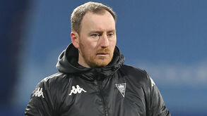 Ian Cathro reage junto ao banco de suplentes do Estoril