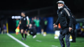 Álvaro Pachecho reage junto ao banco de suplentes do Casa Pia