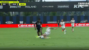 Jogador no Equador parte a perna a adversário com entrada 'assassina' e instala-se a confusão no relvado