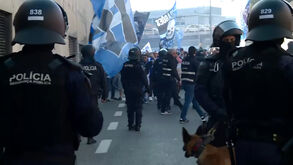 Momento de tensão entre polícia e adeptos do FC Porto
